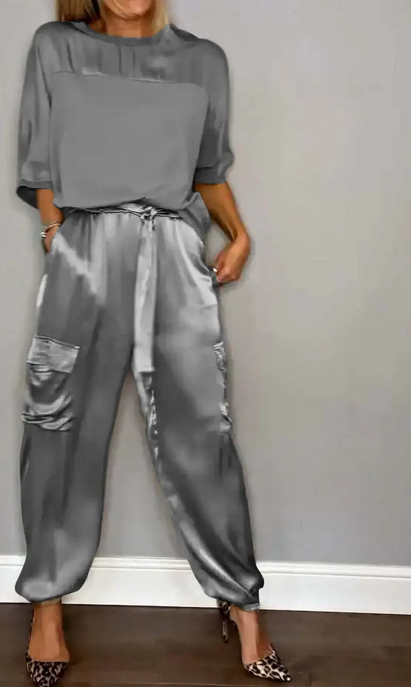 Conjunto Feminino Elegante – Verão 2024
Camisa de Seda com Calças Casuais | Estilo Chic & Conforto

Descubra o look perfeito para os dias quentes! Este conjunto feminino em duas peças combina o charme da camisa de seda l