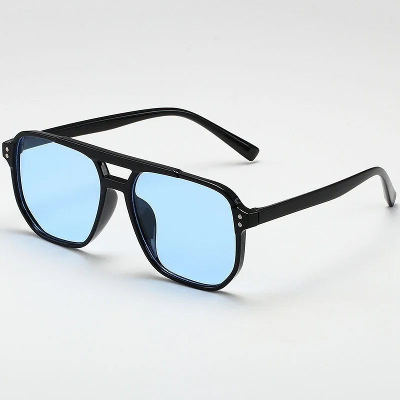 Óculos de Sol Vintage Unissexo – Design Quadrado, Estilo Premium
Destaque-se com estes óculos de sol vintage de grande dimensão, ideais para homens e mulheres que valorizam estilo e proteção. Com armação quadrada e a