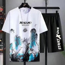 Destaque-se com este conjunto de verão 2 em 1 — composto por uma t-shirt com estampa estilo graffiti e calções leves e confortáveis, perfeitos para os dias mais quentes.