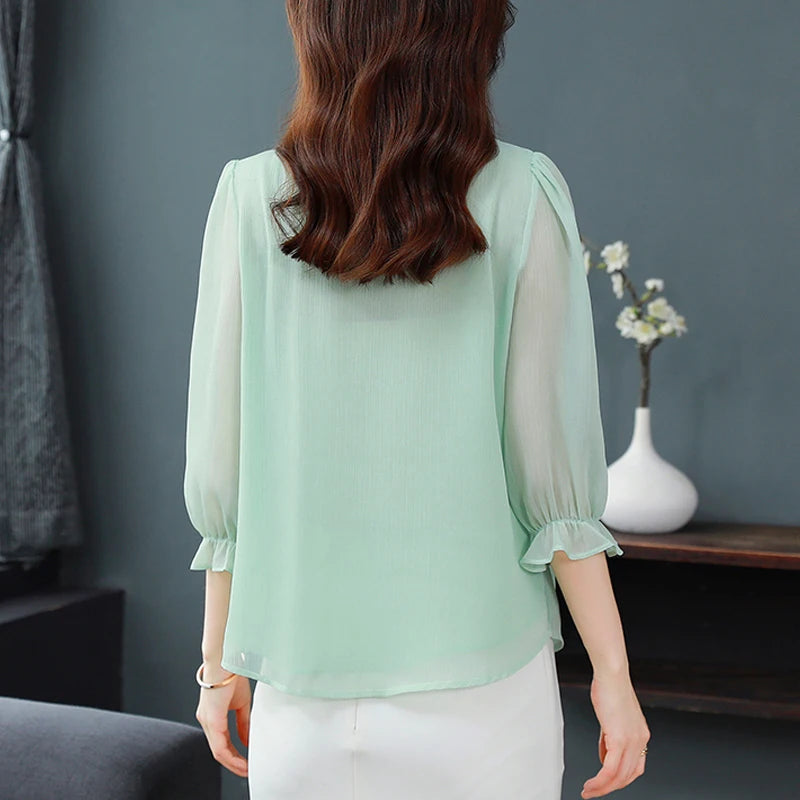 Blusa Feminina Chiffon com Gola Pétala – Elegância Leve para a Primavera/Verão 2024 (Tamanhos M ao 4XL)
Descubra a combinação perfeita entre conforto, charme e leveza com esta blusa feminina em chiffon, ideal para os d