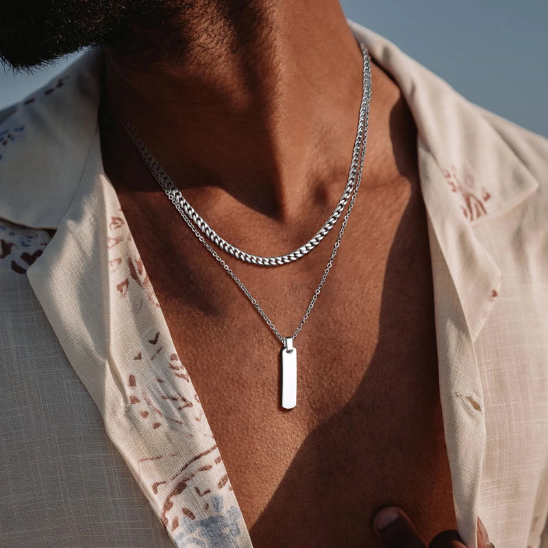 Descrição Melhorada:
Conjunto de Colares Masculinos Estilo Empilhado – Elegância Moderna e Atitude Urbana

Descubra este conjunto exclusivo de colares empilhados para homens e rapazes, que combina uma corrente cubana em
