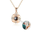 Colar Personalizado com Projeção de Foto – Homenagem ao Seu Animal de Estimação
Guarde para sempre a memória do seu melhor amigo com este colar único e emocional, que projeta a foto do seu animal de estimação dentro