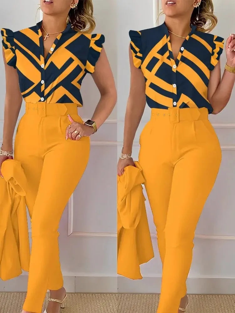 Conjunto Feminino Elegante 2 Peças – Verão Estampado com Decote em V e Calças com Cinto
Atualize o seu guarda-roupa com este conjunto feminino elegante e versátil, perfeito para os dias quentes de verão.
A parte superi