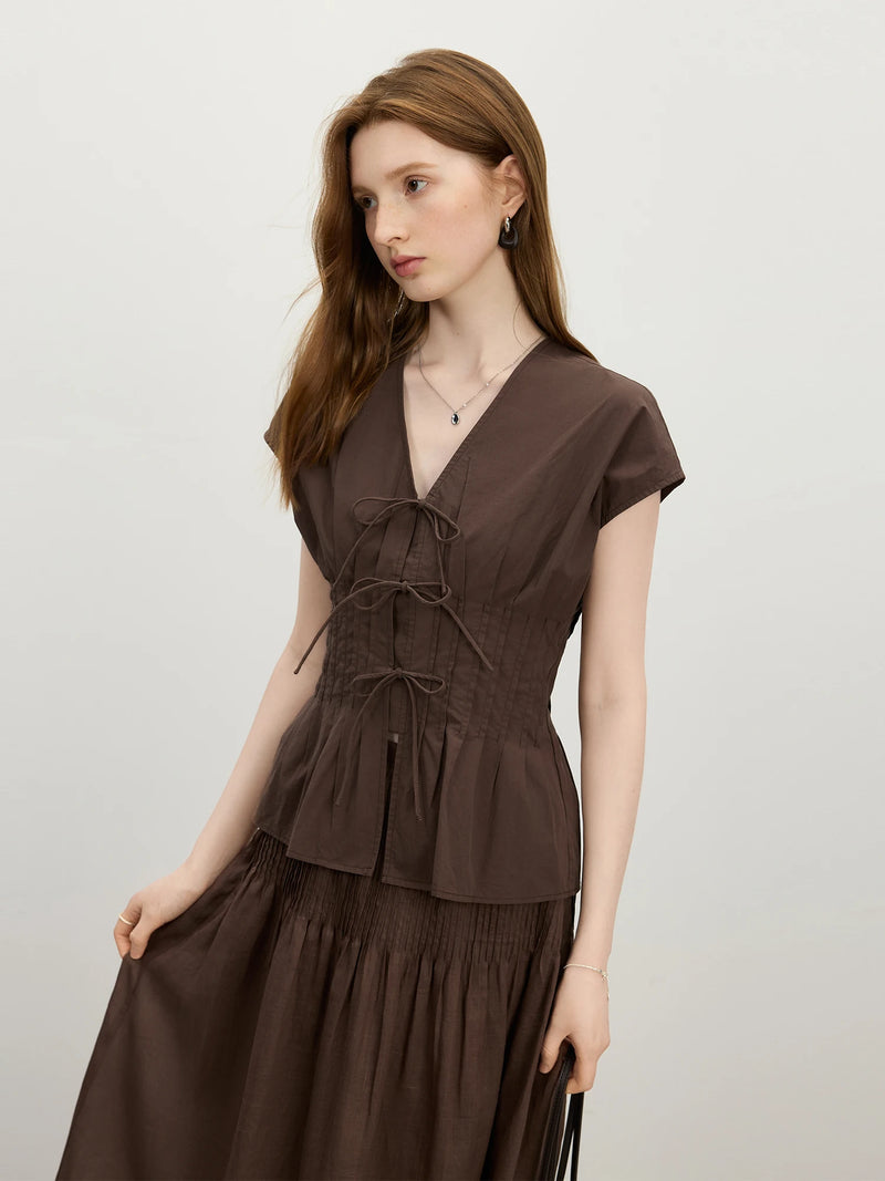 Blusa Feminina FSLE com Laço Sofisticado e Decote em V – Verão 2025
Modelo: 25FS12737

Descubra o charme da elegância moderna com esta blusa feminina da FSLE, ideal para ocasiões especiais e visuais requintados. Com um
