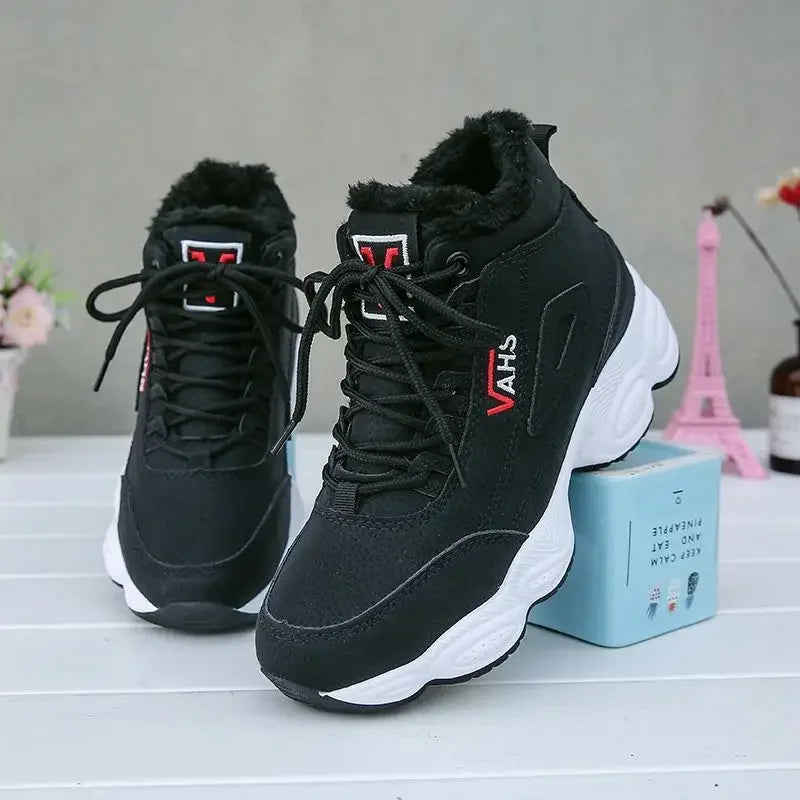 Botas Térmicas Femininas de Inverno com Plataforma Antiderrapante
Enfrente o frio com estilo e conforto! As nossas botas de inverno femininas com sola grossa e interior em veludo foram desenhadas para manter os seus pés qu
