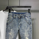 Calças Jeans Masculinas Slim Fit – Estilo Casual com Rasgos Modernos
Renova o teu visual com estas calças jeans masculinas slim fit, perfeitas para quem procura conforto e estilo no dia a dia. Com design rasgado e corte d