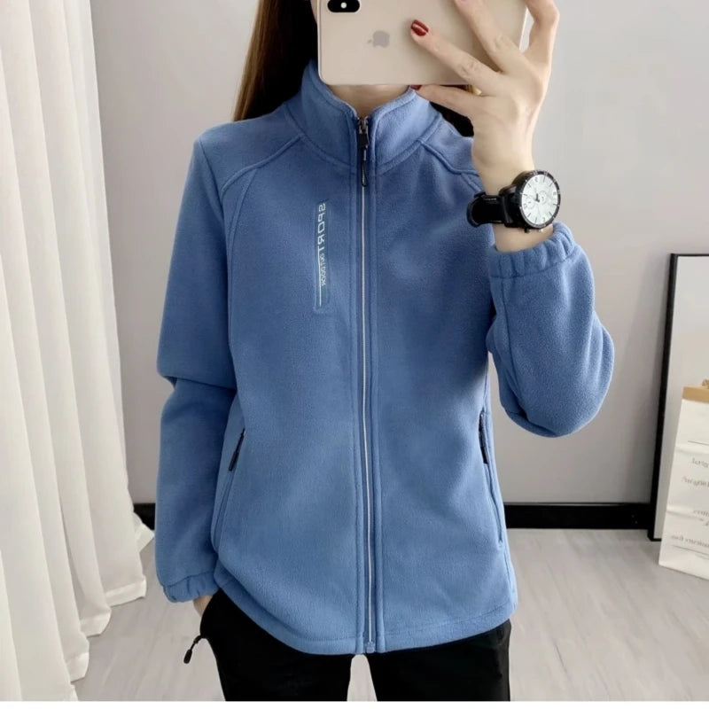 Casaco Polar Feminino Plus Size – Quente, Confortável e Estiloso para o Outono e Inverno
Enfrente os dias frios com estilo e conforto! Este casaco de fleece polar é a escolha ideal para mulheres que valorizam aquecimento,