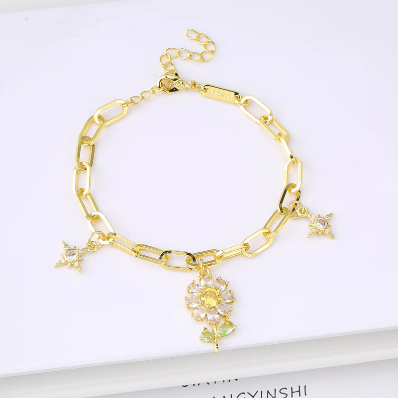 Pulseira Botânica de Cristal com Girassol e Zircónia Estrela
Descubra o encanto natural desta pulseira ajustável, inspirada na beleza dos girassóis e no brilho das estrelas.
Com detalhes delicados em cristal completo e zi
