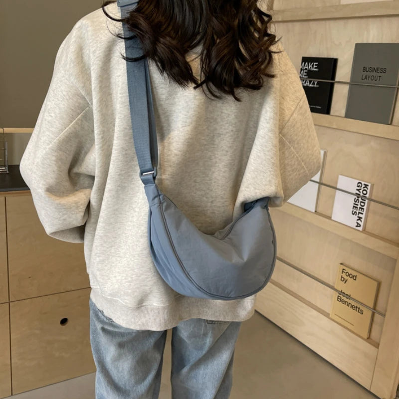 Bolsa Mensageira Feminina em Nylon – Estilo Casual, Grande Capacidade
Descubra a combinação perfeita entre elegância, funcionalidade e conforto com esta bolsa mensageira feminina em nylon de alta qualidade.
Com um design