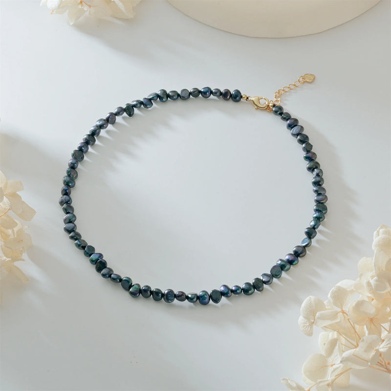 Colar Choker com Pérolas de Água Doce Barrocas Naturais – Elegância Autêntica
Descubra a beleza única do nosso colar tipo choker com pérolas de água doce barrocas reais. Com um design delicado e sofisticado, este col