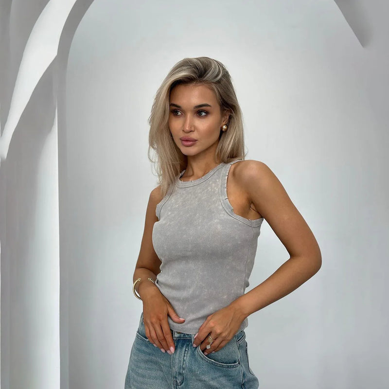 Top Regata Feminino 2025 – Slim Fit Canelado | Casual & Fitness
Eleva o teu estilo com o Top Regata Feminino 2025, uma peça versátil e indispensável para todas as estações. Com design slim fit e tecido canelado de alta