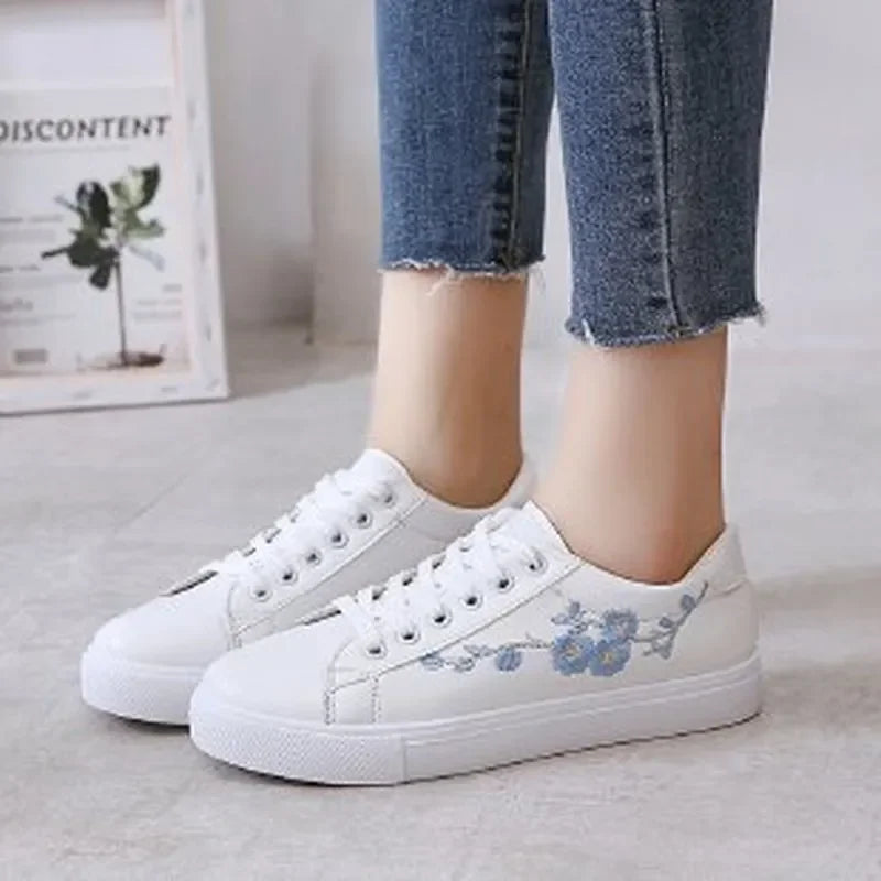 Tênis Casuais Femininos 2023 – Estilo, Conforto e Versatilidade para Primavera e Outono
Descubra o equilíbrio perfeito entre moda e funcionalidade com estes ténis brancos, leves e respiráveis. Com detalhes bordados em f