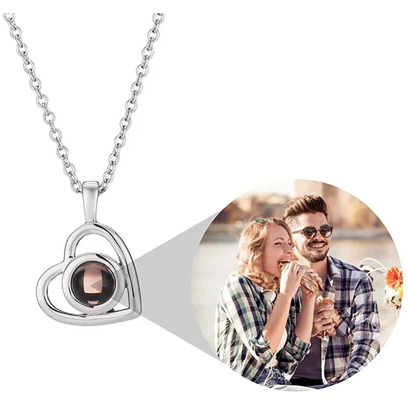 Colar Personalizado com Projeção de Foto – Homenagem ao Seu Animal de Estimação
Guarde para sempre a memória do seu melhor amigo com este colar único e emocional, que projeta a foto do seu animal de estimação dentro