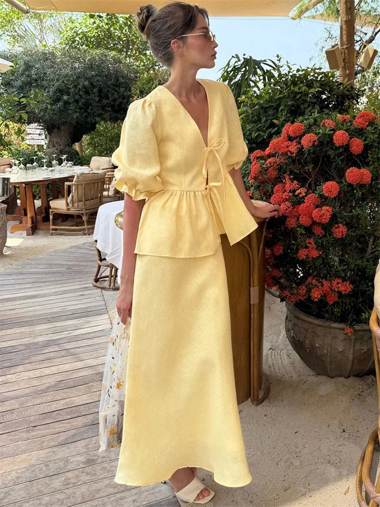 Conjunto Elegante com Maxi Saia e Blusa em Renda – Feminino
Descubra o equilíbrio perfeito entre sofisticação e conforto com este conjunto feminino deslumbrante.
Inclui uma blusa de manga curta com decote em V, detalhes
