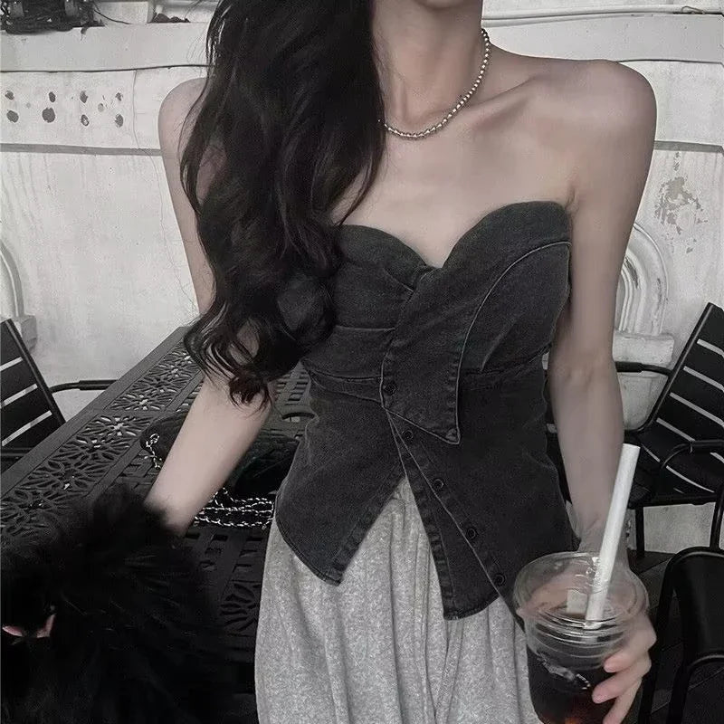 Top Irregular Y2K em Algodão – Estilo Gyaru / Streetwear Sexy
Destaque-se com este top cropped sem alças, inspirado na estética Y2K e grunge coreano. Com design irregular e costas nuas, é a peça perfeita para quem proc