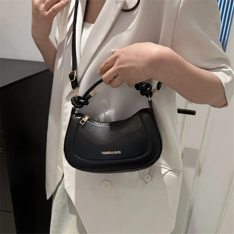 Bolsa de Ombro em Couro PU Macio – Elegância e Versatilidade para o Dia a Dia
Descubra o equilíbrio perfeito entre estilo e funcionalidade com esta bolsa tote feminina em couro PU macio. Com um design moderno e acabament