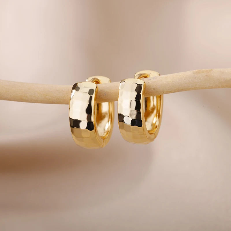 Brincos Luxury Star - Argolas Minimalistas em Aço Inoxidável (2025)
Descubra o brilho moderno com os Brincos Luxury Star, o acessório perfeito para mulheres e meninas que adoram um estilo Y2K elegante e minimalista. Fabric