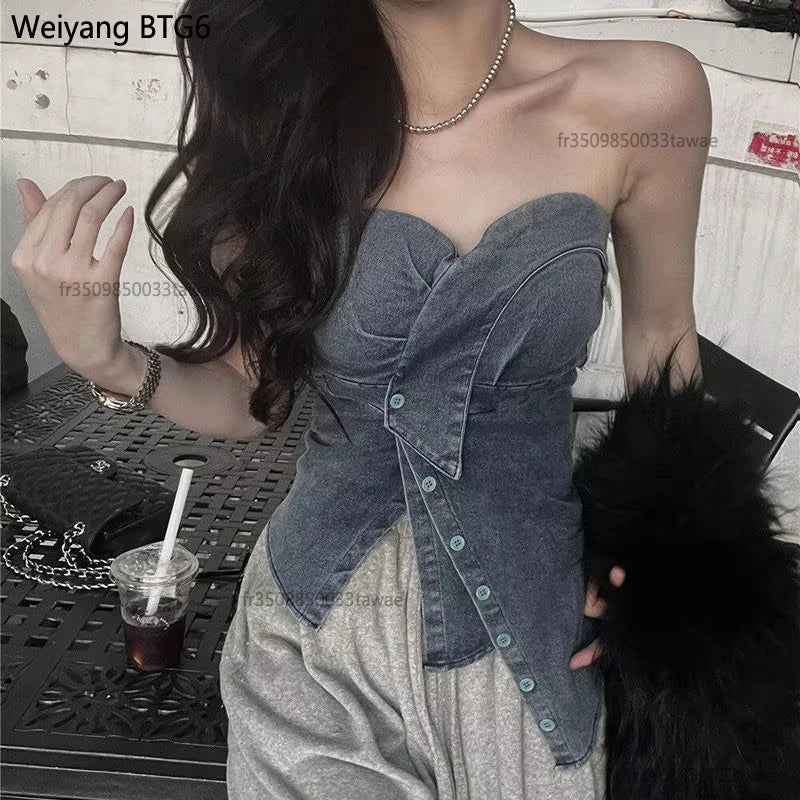 Top Irregular Y2K em Algodão – Estilo Gyaru / Streetwear Sexy
Destaque-se com este top cropped sem alças, inspirado na estética Y2K e grunge coreano. Com design irregular e costas nuas, é a peça perfeita para quem proc