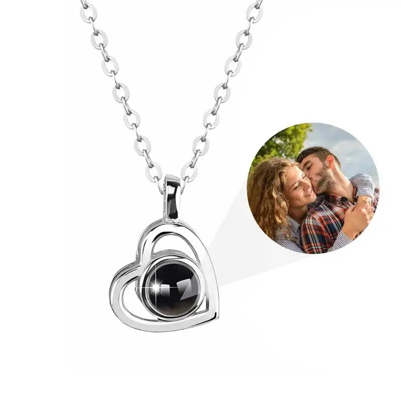 Colar Personalizado com Projeção de Foto – Homenagem ao Seu Animal de Estimação
Guarde para sempre a memória do seu melhor amigo com este colar único e emocional, que projeta a foto do seu animal de estimação dentro