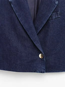 Conjunto Feminino em Denim Azul Escuro – Estilo Retrô & Streetwear
Destaque-se com este conjunto feminino 2 em 1 em jeans azul escuro com design retrô e toque moderno. O look combina um colete cropped com lapela e mangas