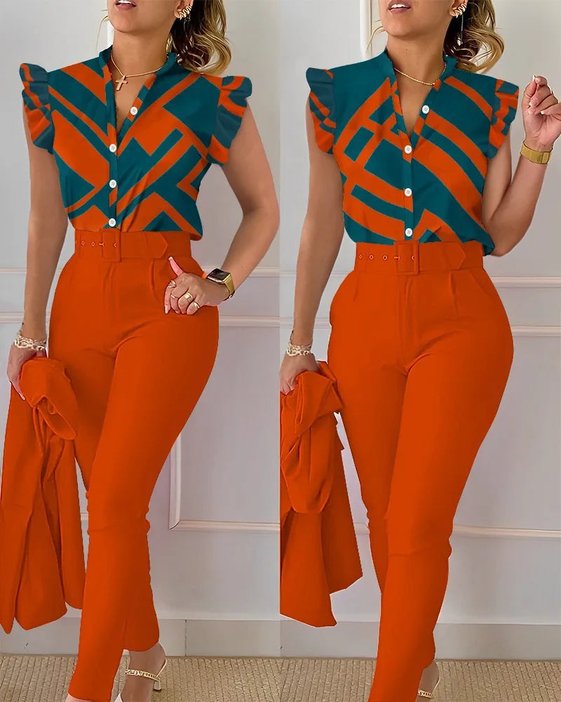 Conjunto Feminino Elegante 2 Peças – Verão Estampado com Decote em V e Calças com Cinto
Atualize o seu guarda-roupa com este conjunto feminino elegante e versátil, perfeito para os dias quentes de verão.
A parte superi