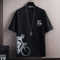 Conjunto Casual Masculino 2 Peças – Camiseta Manga Curta em Seda de Gelo com Estampa Gradient + Shorts Esportivo de Verão

Desfrute do máximo conforto e estilo neste verão com o nosso conjunto masculino casual. A camise