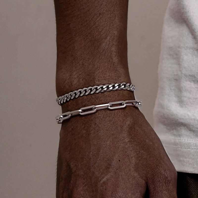 Conjunto com 2 Pulseiras Masculinas Cuban Chain – Estilo Hiphop em Aço Inoxidável
Adiciona atitude e estilo ao teu visual com este conjunto exclusivo de 2 pulseiras empilháveis em Cuban Chain. Fabricadas em aço inoxidá