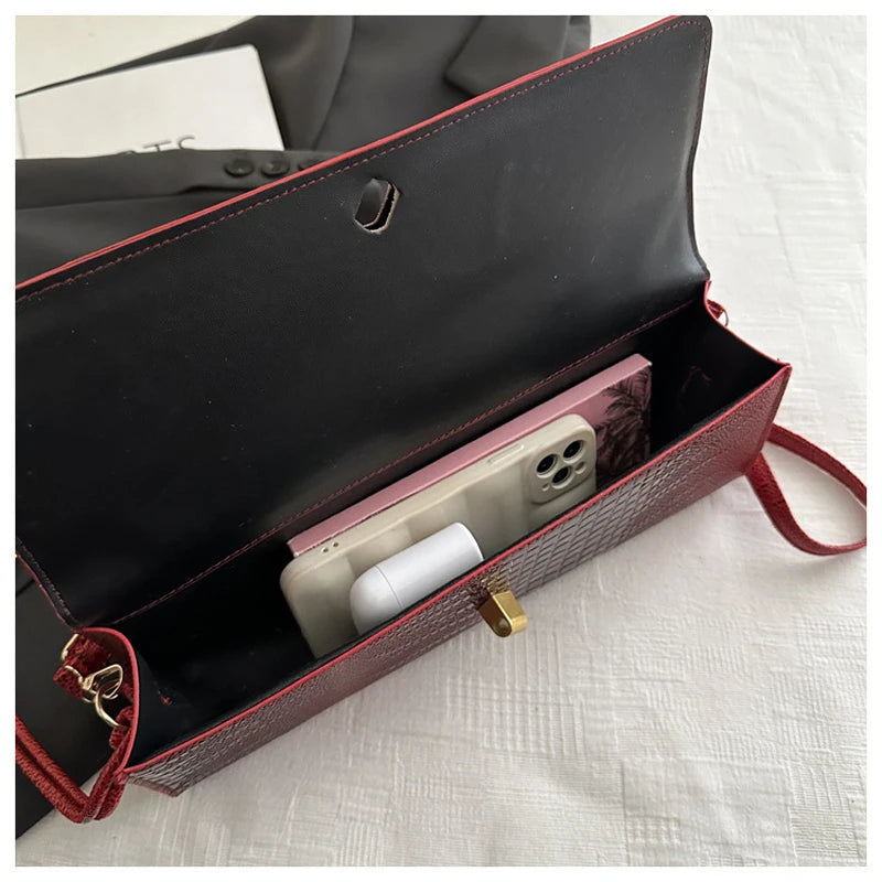 Bolsa Feminina Elegante 2025 – Estilo Retro com Padrão Crocodilo
Descubra a sofisticação da nova tendência de 2025!
Esta bolsa feminina preta combina o charme do design retro com o toque moderno do couro PU texturizado