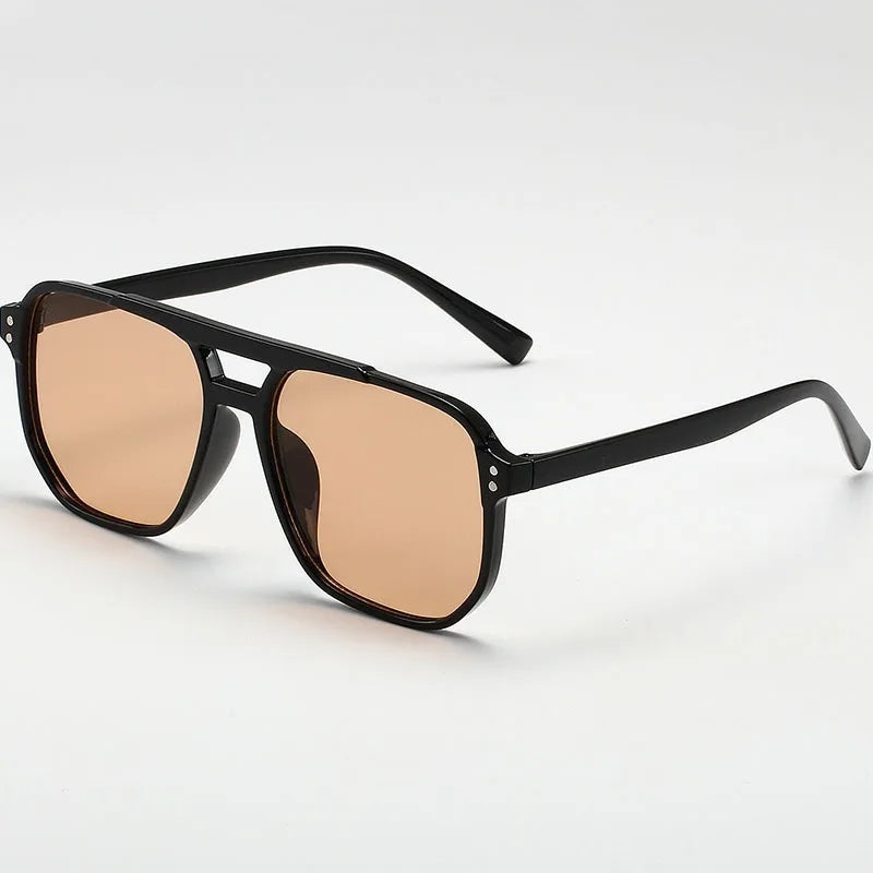 Óculos de Sol Vintage Unissexo – Design Quadrado, Estilo Premium
Destaque-se com estes óculos de sol vintage de grande dimensão, ideais para homens e mulheres que valorizam estilo e proteção. Com armação quadrada e a
