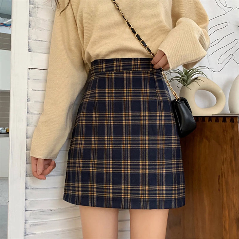 Saia Feminina Estilo Preppy em Estampa Xadrez Retrô – Cintura Alta, Corte em Linha A
Destaque-se com elegância e atitude! Esta saia midi combina o charme retrô do xadrez clássico com o toque moderno do estilo preppy.
C