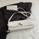 Bolsa Feminina Elegante 2025 – Estilo Retro com Padrão Crocodilo
Descubra a sofisticação da nova tendência de 2025!
Esta bolsa feminina preta combina o charme do design retro com o toque moderno do couro PU texturizado