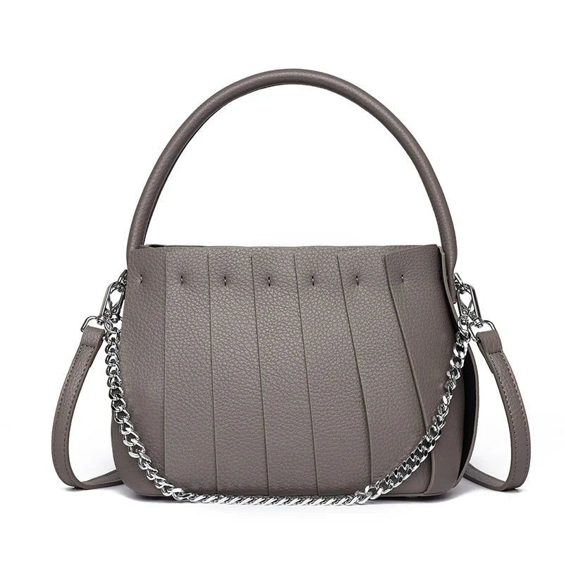 Bolsa de Ombro Pregueada – Estilo Elegante e Compacto
Descubra a elegância prática da nossa Bolsa de Ombro Pregueada Original, ideal para mulheres modernas que valorizam estilo e funcionalidade no dia a dia.
Perfeita como