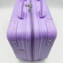 Descrição Melhorada:

Mala simples e elegante, perfeita para transportar os seus cosméticos com frescura e estilo. Compacta, mas com grande capacidade, ideal para usar como nécessaire ou mala de viagem. Um acessório na m