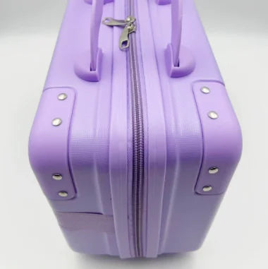 Descrição Melhorada:

Mala simples e elegante, perfeita para transportar os seus cosméticos com frescura e estilo. Compacta, mas com grande capacidade, ideal para usar como nécessaire ou mala de viagem. Um acessório na m