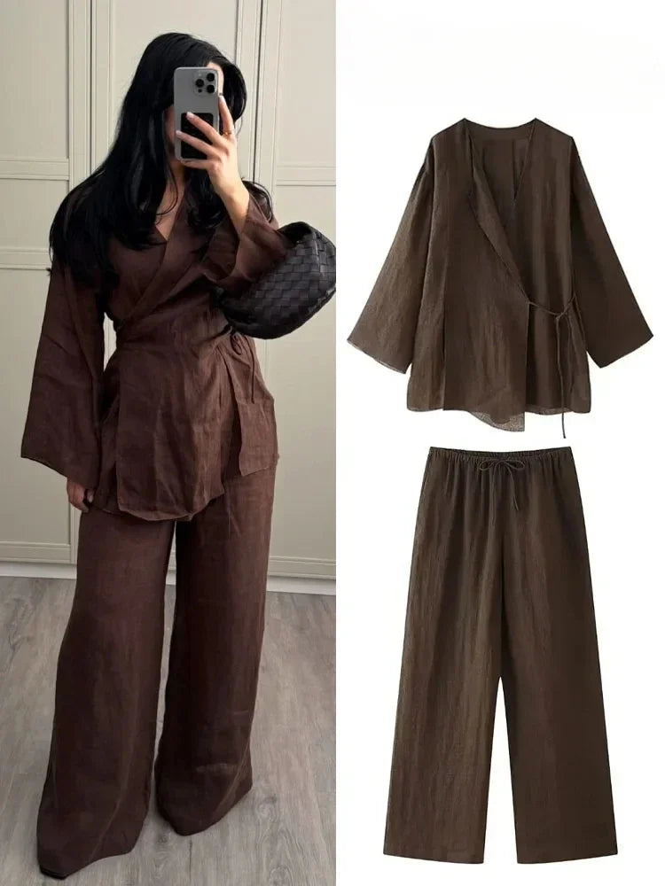 Conjunto Feminino de Verão em Linho – Kimono + Calças Plissadas com Cinto (2 Peças)
Descubra o equilíbrio perfeito entre conforto e elegância com este conjunto de verão em linho, ideal para dias quentes com estilo.
I
