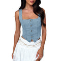 Top denim feminino estilo streetwear, com design elegante e sensual. Modelo cropped com decote quadrado e alças finas tipo suspensório, sem mangas, justo ao corpo e com fecho frontal em botões. Confeccionado em ganga de co