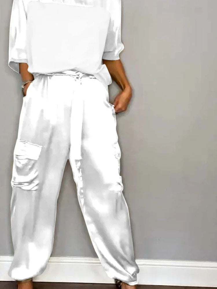Conjunto Feminino Elegante – Verão 2024
Camisa de Seda com Calças Casuais | Estilo Chic & Conforto

Descubra o look perfeito para os dias quentes! Este conjunto feminino em duas peças combina o charme da camisa de seda l
