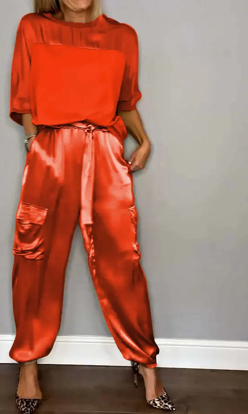 Conjunto Feminino Elegante – Verão 2024
Camisa de Seda com Calças Casuais | Estilo Chic & Conforto

Descubra o look perfeito para os dias quentes! Este conjunto feminino em duas peças combina o charme da camisa de seda l
