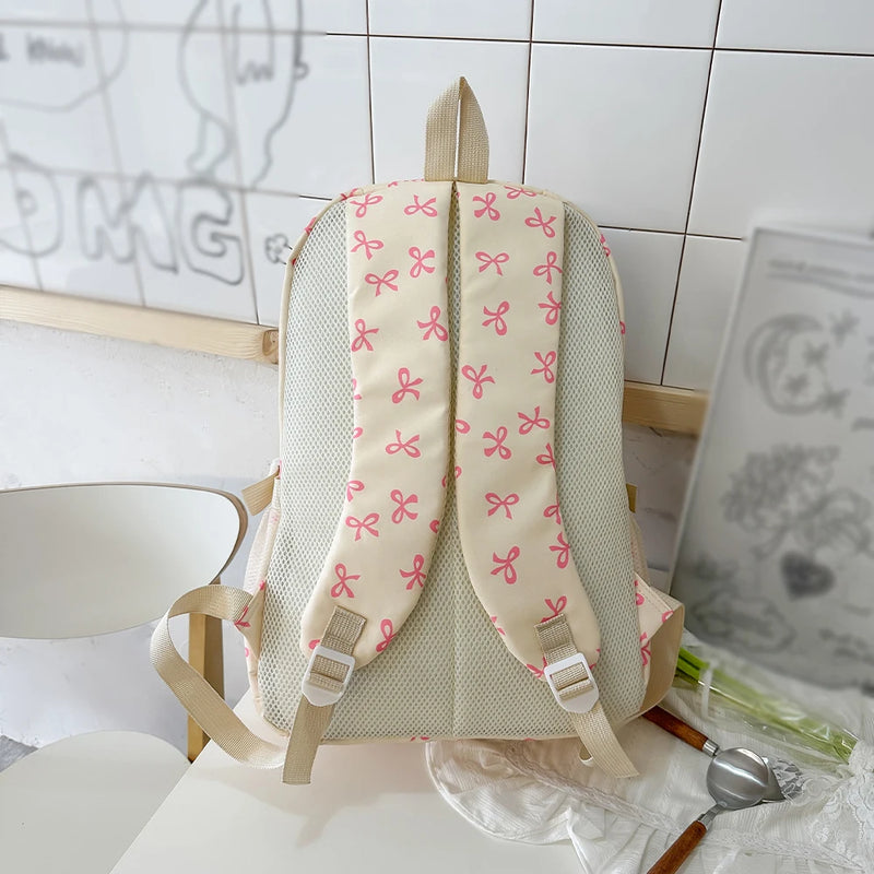 Mochila Feminina Estilo Coreano com Estampa de Laço – Leve, Prática e Elegante | Conjunto de 3 Peças para Uso Escolar e Casual

Descubra a combinação perfeita entre estilo e funcionalidade com esta mochila feminina ins