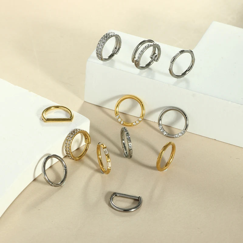 Piercing em Titânio G23 – Argola com Fecho Segmentado e Zircónia CZ (16G)
Versátil e elegante, este piercing é ideal para nariz, cartilagem da orelha, trágus, hélice e daith. Fabricado em titânio cirúrgico G23 — r