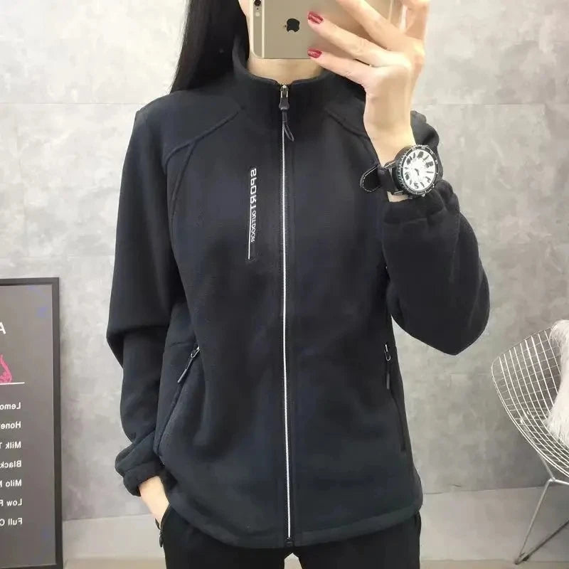 Casaco Polar Feminino Plus Size – Quente, Confortável e Estiloso para o Outono e Inverno
Enfrente os dias frios com estilo e conforto! Este casaco de fleece polar é a escolha ideal para mulheres que valorizam aquecimento,