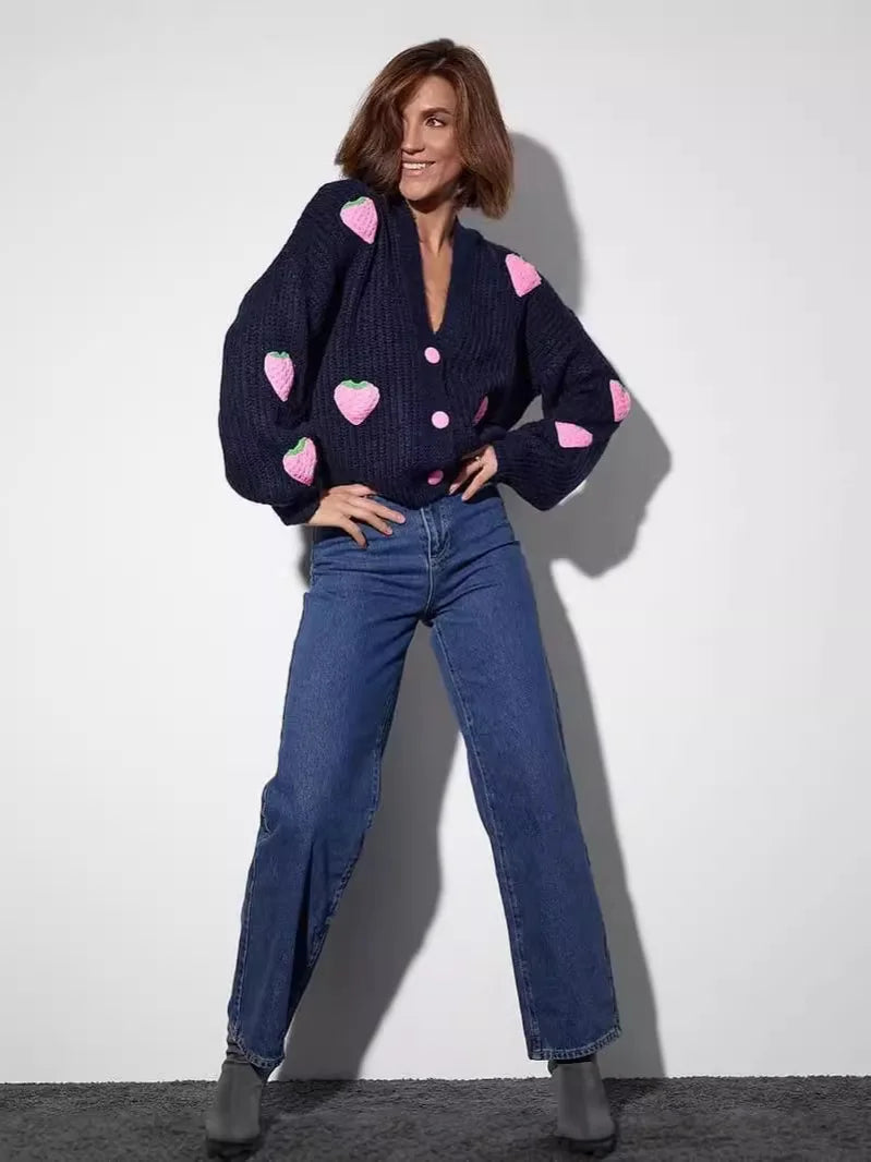 Cardigan Feminino “Doce de Morango” – Estilo Coreano, Casual e Confortável
Destaque-se com este encantador cardigan tricotado em 3D com detalhes de morangos, perfeito para quem adora um toque criativo e doce no visual.