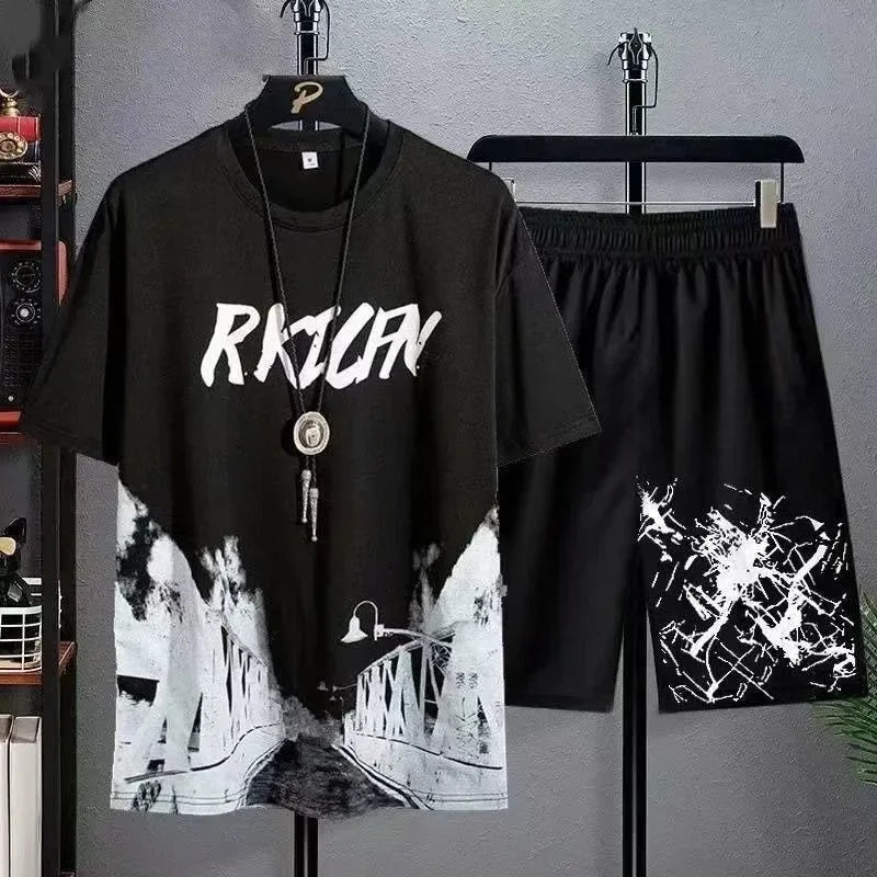 Destaque-se com este conjunto de verão 2 em 1 — composto por uma t-shirt com estampa estilo graffiti e calções leves e confortáveis, perfeitos para os dias mais quentes.