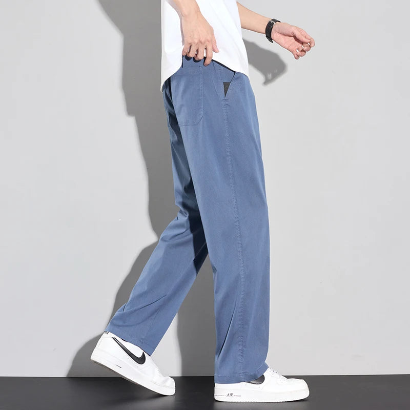 Leves, respiráveis e com um toque elegante, estas calças masculinas são ideais para os dias quentes do verão. Fabricadas em lyocell premium, oferecem conforto absoluto, caimento impecável e um estilo moderno e minimalist
