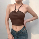 Blusa sem mangas, justa e com design moderno, perfeita para destacar a silhueta. Possui alças cruzadas ultra curtas e um estilo ousado e sensual, com acabamento levemente dessaturado que traz um toque urbano e sofisticado à