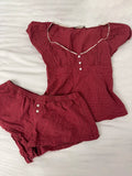 Conjunto Feminino de Verão – Camisola com Manga Bufante + Calções Xadrez Vermelhos
Destaque-se neste verão com este conjunto doce e encantador de 2 peças, perfeito para dias quentes, passeios e momentos descontraídos