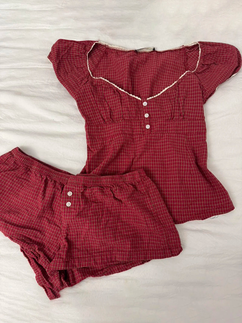 Conjunto Feminino de Verão – Camisola com Manga Bufante + Calções Xadrez Vermelhos
Destaque-se neste verão com este conjunto doce e encantador de 2 peças, perfeito para dias quentes, passeios e momentos descontraídos