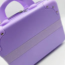 Descrição Melhorada:

Mala simples e elegante, perfeita para transportar os seus cosméticos com frescura e estilo. Compacta, mas com grande capacidade, ideal para usar como nécessaire ou mala de viagem. Um acessório na m