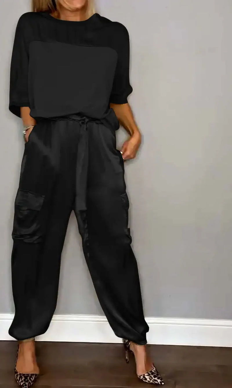 Conjunto Feminino Elegante – Verão 2024
Camisa de Seda com Calças Casuais | Estilo Chic & Conforto

Descubra o look perfeito para os dias quentes! Este conjunto feminino em duas peças combina o charme da camisa de seda l