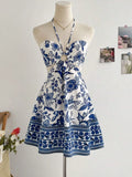 Vestidos longos de linho para mulher, com alças finas e design patchwork em preto e branco. Confeccionados em tecido plissado leve, são soltos e fluidos, proporcionando conforto e estilo. O contraste sofisticado das cores r
